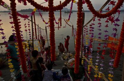 Rituales a las orillas del río Brahmaputra, en Gauhati (India).