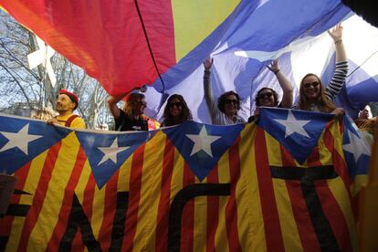 Asistentes a la manifestación debajo de una estelada.