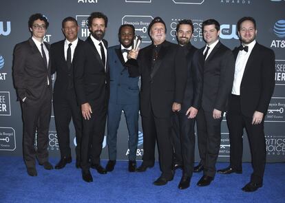 El elenco y el equipo de la película 'Spider-Man: Into the Spider-Verse' se llevaron el premio a Mejor Película de Animación.