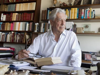 El escritor Mario Vargas Llosa en su casa en Lima (Per&uacute;).