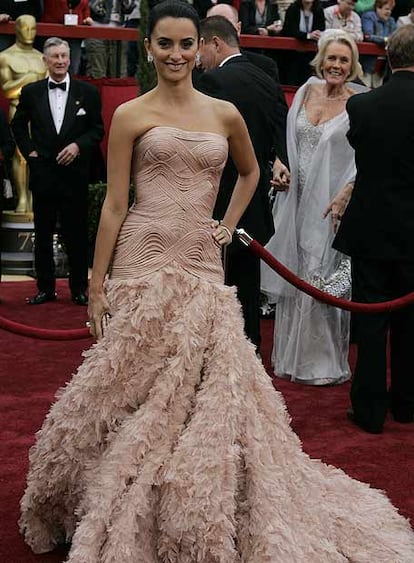 Penlope Cruz a su llegada al Kodak Theatre de Los ?ngeles en la ceremonia de 2007. Penlope se convirti en la primera espa?ola nominada como mejor actriz extranjera por su papel en <i>Volver</i>.