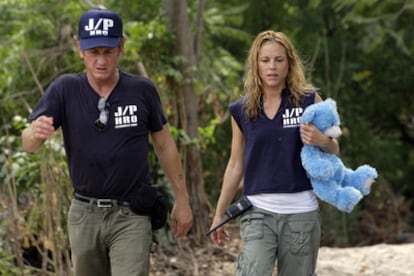 Sean Penn junto a la actriz Maria Bello en el campamento que el actor ha montado en Haití, el 14 de marzo de 2010