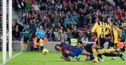 Puyol observa cómo entra el balón en la portería de Roberto. Era el 3-0.
