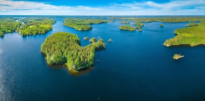 La base rocosa de esta región lacustre al sureste del <a href="https://elviajero.elpais.com/elviajero/2020/03/09/actualidad/1583750850_714746.html" target="_blank">Finlandia</a>, que incluye al lago más grande del país, el cual da nombre al nuevo geoparque de la Unesco, formó parte del lecho marino hace unos 1.900 millones de años. En sus 6.063 kilómetros cuadrados de extensión sobreviven especies únicas y en peligro de desaparición, como la foca anillada de Saimaa y el salmón del Atlántico.