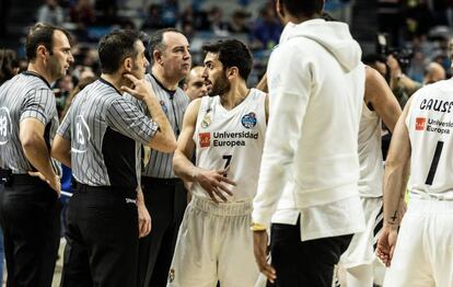 Campazzo habla con los árbitros durante la prórroga de la final de la Copa del Rey.