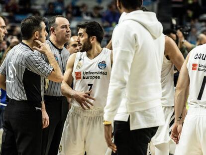 Campazzo habla con los árbitros durante la prórroga de la final de la Copa del Rey.