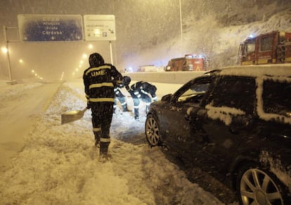 Efectivos de la Unidad Militar de Emergencias (UME) en una carretera de acceso a Madrid, en la madrugada del día 9 de enero.