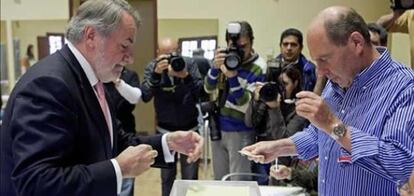 El cabeza de lista del PP a las elecciones europeas, Jaime Mayor Oreja, ejerce su derecho a voto en un colegio de Armentia, pequeño pueblo de la zona rural de Vitoria.