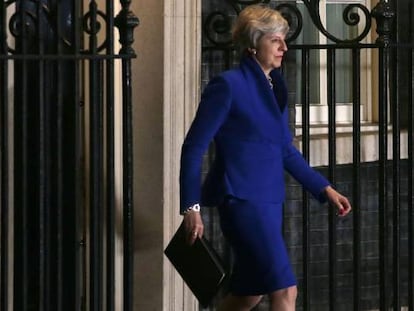 Theresa May sale de la residencia oficial de Downing Street.