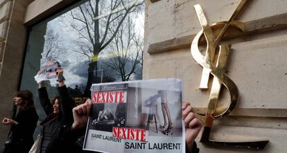 Activistas protestan fuera de la tienda de Yves Saint Laurent, en París.