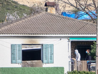 Agentes de la Guardia Civil realizan investigaciones en la vivienda en El Molar (Madrid), este martes.
