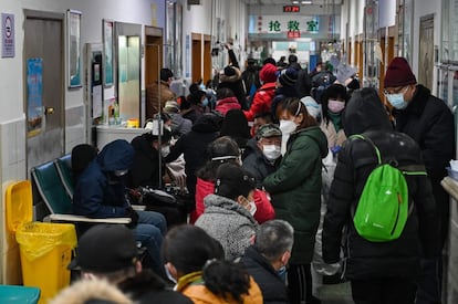 Un numeroso grupo de personas con mascarillas para protegerse del virus esperan atención médica en el hospital de la Cruz Roja de Wuhan. El colapso de las urgencias durante esta fase de la epidemia hizo que el Gobierno chino desplegara personal médico del Ejército para tratar de contener la enfermedad. Estas fechas coincidían con las vacaciones por el nuevo año chino, tradicionalmente la mayor migración de personas del planeta.