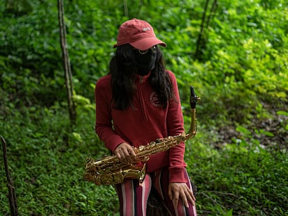 María Elena Ríos posa con su saxofón en un parque en Santo Domingo Tonalá, Oaxaca.