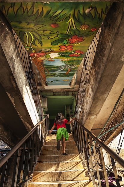 Un mural en la escalera con la representación de una escena de selva.

