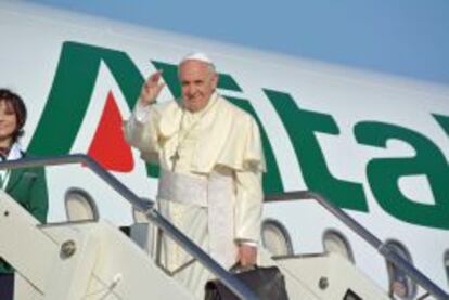 El papa Francisco se sube a un avi&oacute;n de Alitalia el pasado 24 de mayo. 