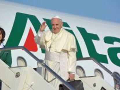 El papa Francisco se sube a un avi&oacute;n de Alitalia el pasado 24 de mayo. 