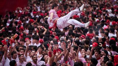 Miles de personas celebran el chupinazo por las calles de Pamplona, este sábado.