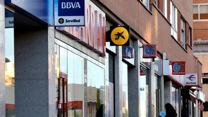 Varias sucursales de diferentes bancos en una calle de Madrid.