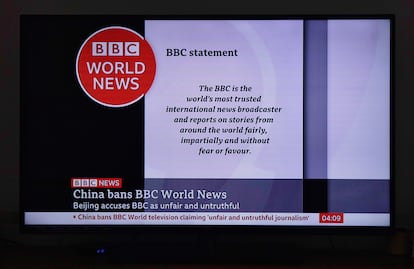 Una pantalla de televisión en Shanghái muestra un programa de la BBC, a la que China ha prohibido emitir en su territorio.