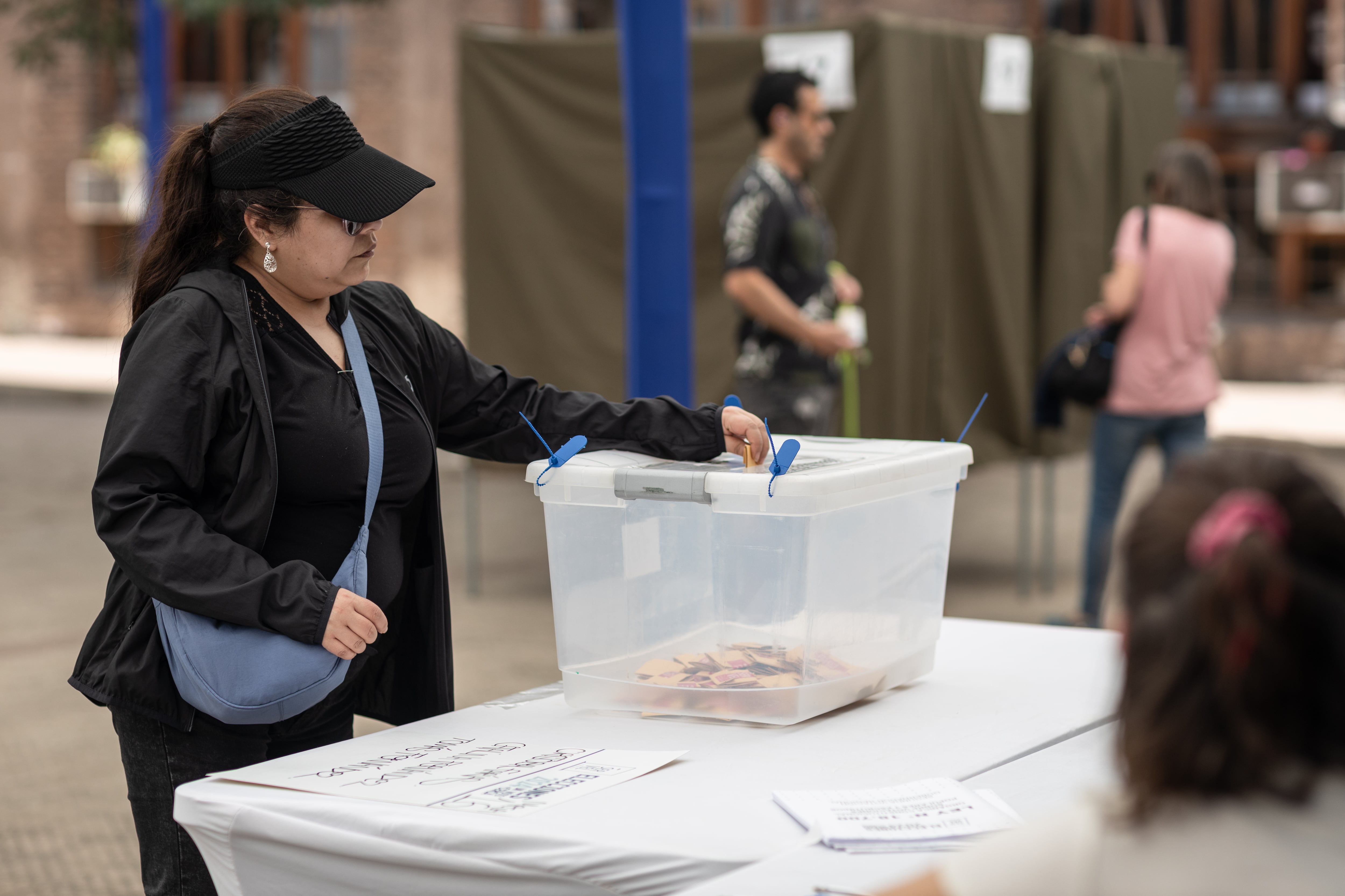 Una mujer deposita su voto en la urna, en Santiago, Chile, el 24 de Noviembre de 2024.