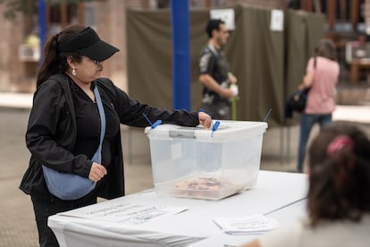 Una mujer deposita su voto en la urna, en Santiago, Chile, el 24 de Noviembre de 2024.