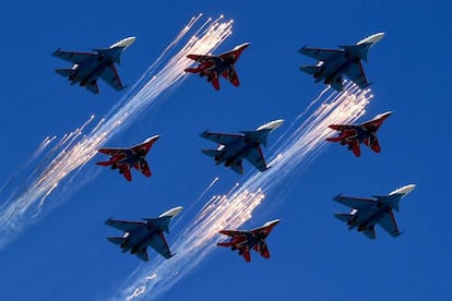 Aviones de combate realizan una exhibición aérea sobrevolando la Plaza Roja durante las celebraciones del Día de la Victoria en Moscú (Rusia).