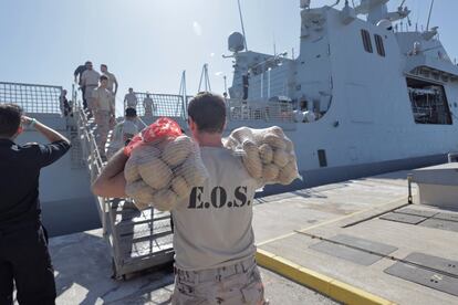 Preparación del 'Audaz' antes de su partida hacia Lampedusa en la base de Rota. España envía un buque de la Armada para recoger a los inmigrantes del ‘Open Arms’.