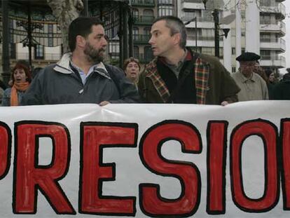 Joseba Álvarez y Joseba Permach, en una concentración celebrada ayer en San Sebastián.