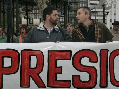 Joseba Álvarez y Joseba Permach, en una concentración celebrada ayer en San Sebastián.