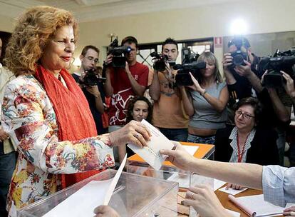 La candidata socialista a la Alcaldía de Valencia, Carmen Alborch, ha recordado, tras acudir a votar al Colegio Mayor Luis Vives de Valencia, la figura de la política republicana y defensora de los derechos de la mujer Clara Campoamor para hacer un llamamiento a la participación porque hace 75 años, ha dicho, las mujeres aún no podían ejercer este derecho.