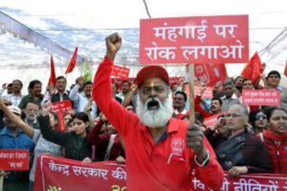 Trabajadores de banca corean consignas contra el Gobierno mientras participan ayer en una manifestación en la ciudad de Bhopal (India). EFE/Archivo