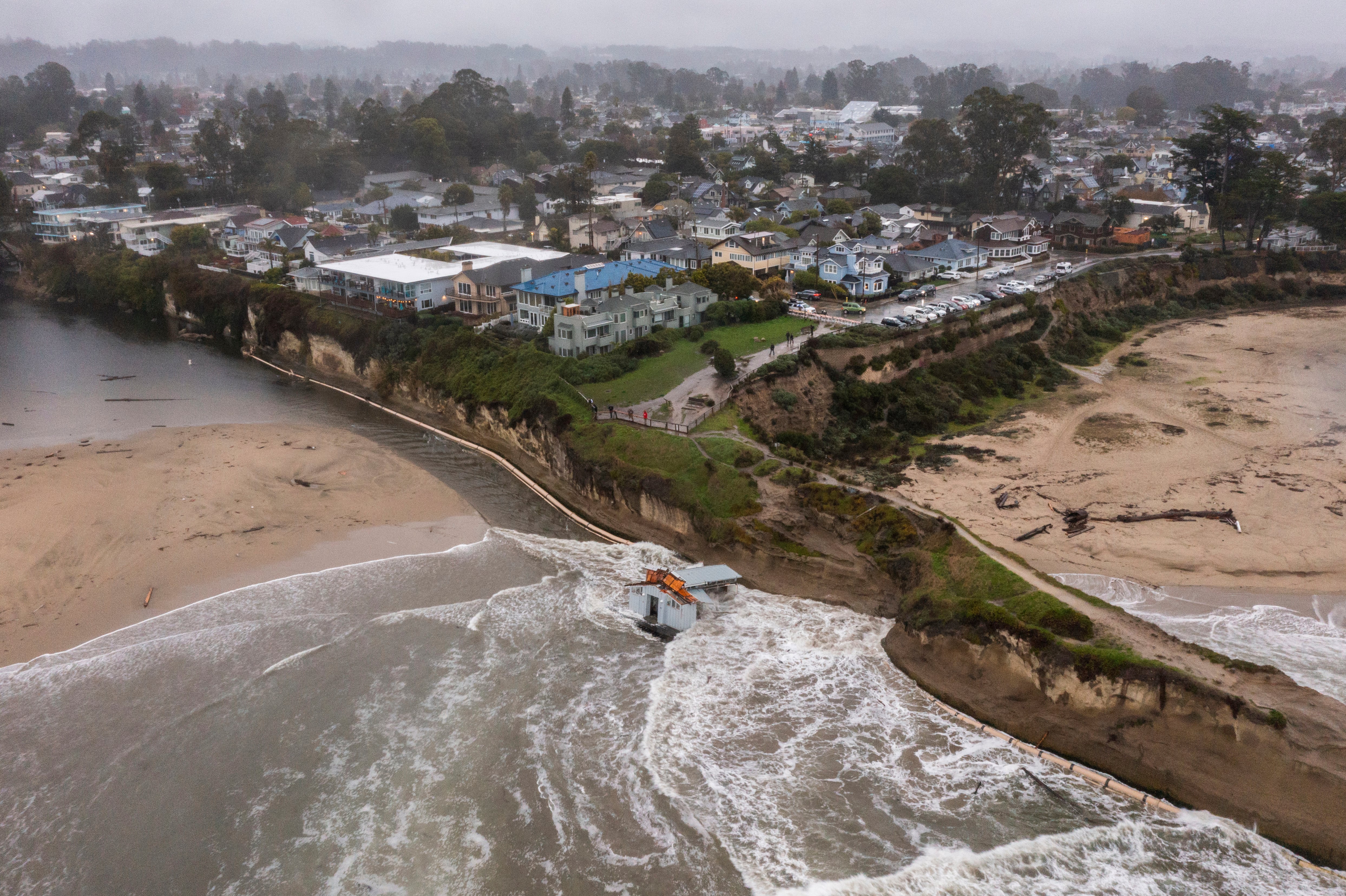 Fuerte oleaje al norte de California deja un muerto y dos personas desaparecidas en la víspera de Navidad