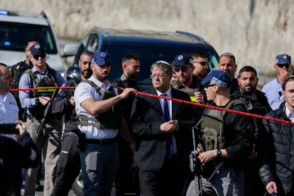 El ministro de Seguridad Nacional de Israel, Itamar Ben-Gvir, visita el lugar de un ataque, este jueves.