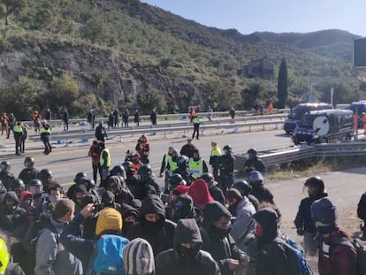 Desalojo de los últimos acampado de Tsunami Democràtic en la AP-7, desde donde se han dirigido a la N-II.