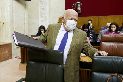 El consejero de Sanidad, Jesús Aguirre, durante una sesión plenaria ordinaria en el Parlamento andaluz, en Sevilla, el pasado febrero.