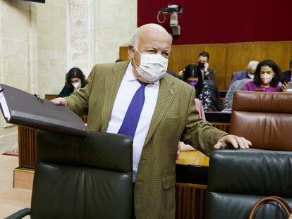 El consejero de Sanidad, Jesús Aguirre, durante una sesión plenaria ordinaria en el Parlamento andaluz, en Sevilla, el pasado febrero.