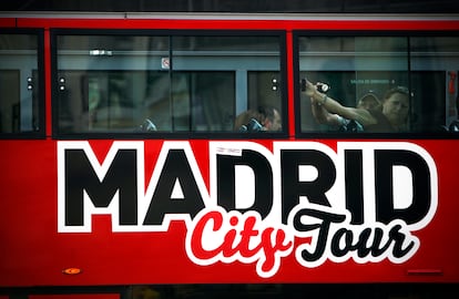 Un autobús turístico de Madrid City Tour con turistas de ruta por el centro, en julio de 2012.