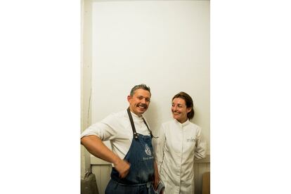 Álvaro Garrido y su mujer, Lara Martín, en el restaurante Mina. Garrido acaba de abrir en Bilbao el Txinpum, cruzando el puente de la Ribera.