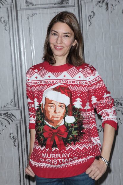 La cineasta Sofia Coppola con un jersei navideño, pero no con uno cualquiera, sino una prenda con la cabeza estamapada del actor Bill Murray, con quien el año pasado trabajó en un especial de Navidad y años antes en 'Lost in Translation'.