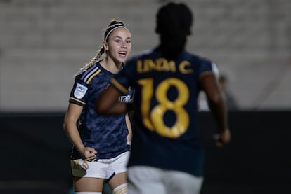 Athenea del Castillo, jugadora del Real Madrid femenino, celebra su gol durante el partido contra el Valencia.