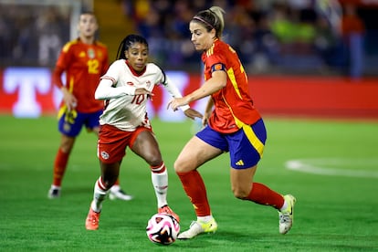 Alexia Putellas conduce el balón ante Ashley Lawrence este viernes durante el amistoso entre España y Canadá en el estadio Francisco de la Hera de Almendralejo.