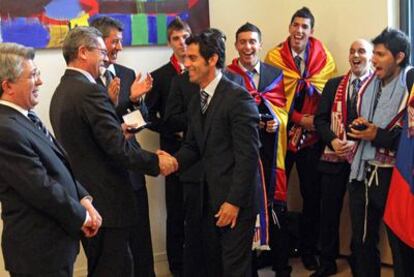 El alcalde Alberto Ruiz-Gallardón bromea con el entrenador rojiblanco Quique Flores.