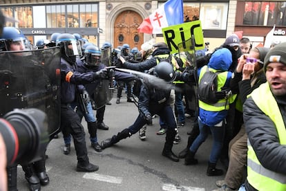El quinto sábado consecutivo de protestas de los chalecos amarillos ha llenado las calles de París con 8.000 agentes de policía en una jornada en la que la participación está siendo más baja que en los violentos fines de semana anteriores. En la imagen, agentes de policía antidisturbios dispersan a un grupo de manifestantes.
