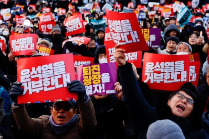 Carteles contra el actual presidente de Corea del Sur frente a la Asamblea Nacional, este sábado, en Seúl.