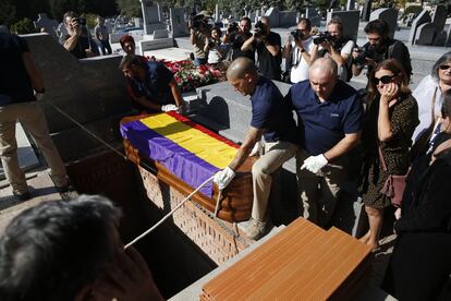 Entierro de Ascensión Mendieta en el cementerio civil de La Almudena, Madrid. 