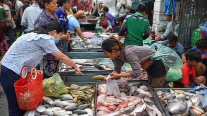 Mercado em Phnom Penh, Camboja, em 24 de julho.