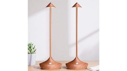 Lámpara inalámbrica para mesita de noche sobre fondo blanco.