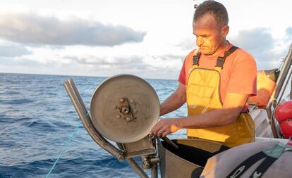 Un marinero europeo prepara la red de pesca, en aguas de marruecos.