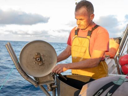 Un marinero europeo prepara la red de pesca, en aguas de marruecos.