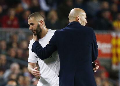 Benzema y Zidane en el momento en el que el delantero abandona el Camp Nou.